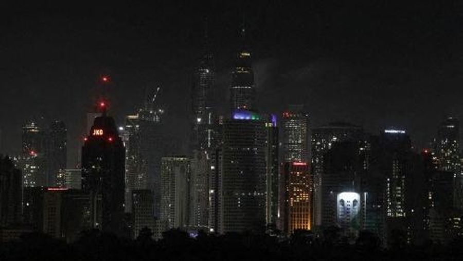 Penerangan Gerbang Brandenburg masih dinyalakan sesaat sebelum dimulainya kampanye 