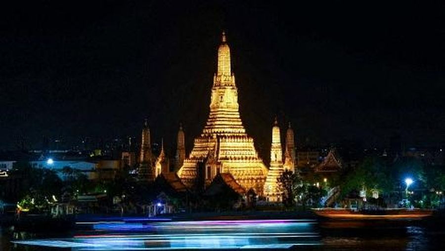 Kuil Fajar sebelum dan selama Earth Hour, di Bangkok, Thailand, 25 Maret 2023. (REUTERS/ATHIT PERAWONGMETHA)