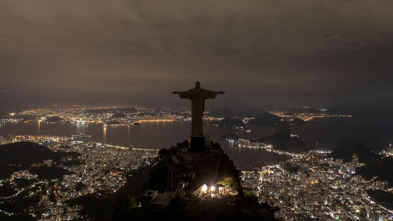 Patung Kristus Penebus terlihat setelah gelap gulita untuk Earth Hour pada (26/3/2023) di Rio de Janeiro, Brasil. (AFP via Getty Images/MAURO PIMENTEL)