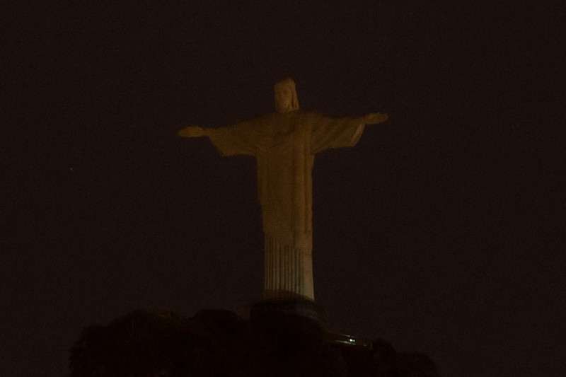 Patung Kristus Penebus terlihat setelah gelap gulita untuk Earth Hour pada (26/3/2023) di Rio de Janeiro, Brasil. (AFP via Getty Images/MAURO PIMENTEL)