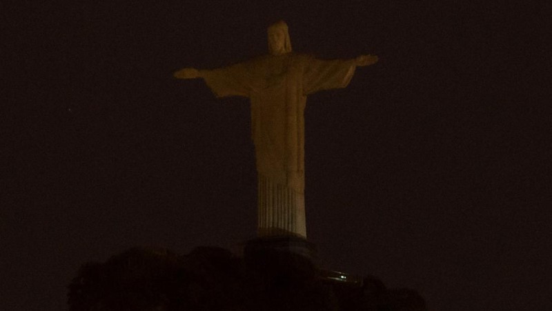 Patung Kristus Penebus terlihat setelah gelap gulita untuk Earth Hour pada (26/3/2023) di Rio de Janeiro, Brasil. (AFP via Getty Images/MAURO PIMENTEL)