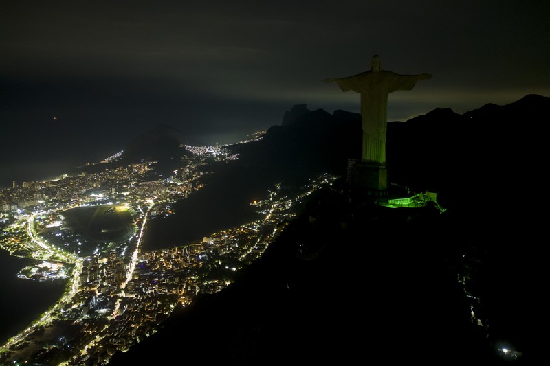 Patung Kristus Penebus terlihat setelah gelap gulita untuk Earth Hour pada (26/3/2023) di Rio de Janeiro, Brasil. (AFP via Getty Images/MAURO PIMENTEL) Patung Kristus Penebus terlihat setelah gelap gulita untuk Earth Hour pada (26/3/2023) di Rio de Janeiro, Brasil. (AFP via Getty Images/MAURO PIMENTEL)