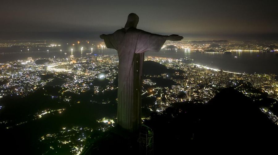 Patung Kristus Penebus terlihat setelah gelap gulita untuk Earth Hour pada (26/3/2023) di Rio de Janeiro, Brasil. (AFP via Getty Images/MAURO PIMENTEL)