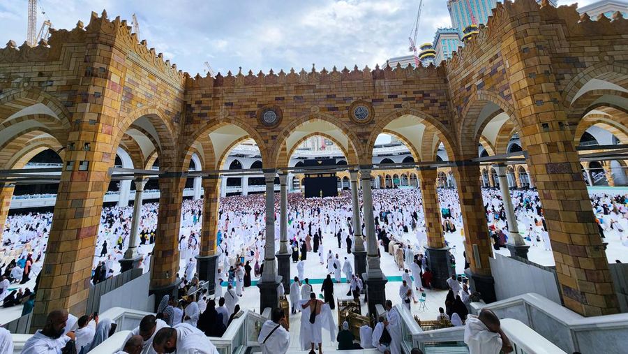 Pemandangan udara Ka'bah, situs tersuci Islam yang terletak di tengah Masjid al-Haram (Masjid Agung) saat seorang pria berdoa di Mekkah, Arab Saudi pada 8 Januari 2023. (Anadolu Agency via Getty Images)