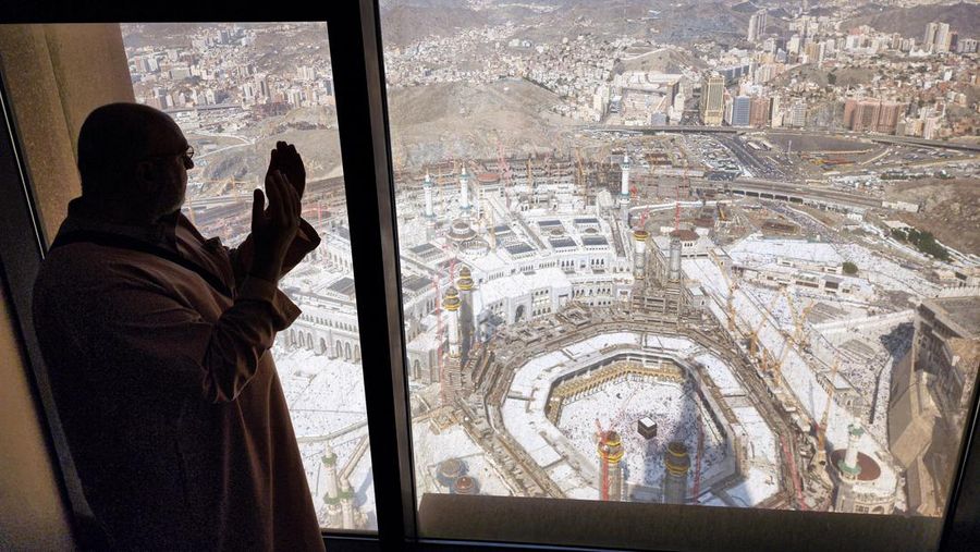 Pemandangan udara Ka'bah, situs tersuci Islam yang terletak di tengah Masjid al-Haram (Masjid Agung) saat seorang pria berdoa di Mekkah, Arab Saudi pada 8 Januari 2023. (Anadolu Agency via Getty Images)