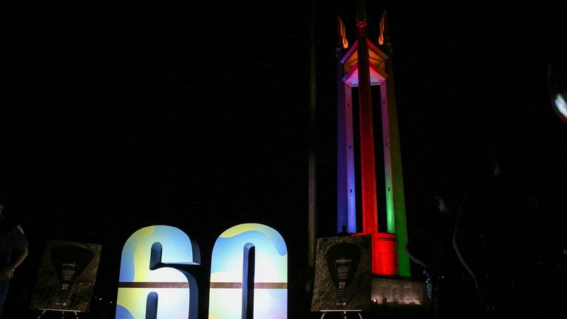 Penerangan Gerbang Brandenburg masih dinyalakan sesaat sebelum dimulainya kampanye 