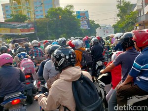 Arus Lalin Ngelom Sepanjang Kembai Macet gegara Banjir: Nggak Mlaku Blas!