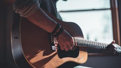 Lirik dan Chord Lagu Kita Usahakan Lagi dari Batas Senja