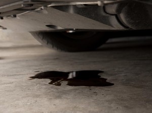 Pria Pingsan dalam Mobil Berasap dan Menyala di Matraman, Damkar Evakuasi