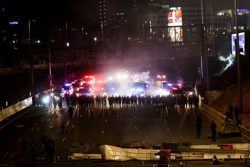 ISRAEL-POLITICS/JUDICIARY-PROTESTS People attend a demonstration, as Israeli Prime Minister Benjamin Netanyahu's nationalist coalition government presses on with its judicial overhaul, in Tel Aviv, Israel March 25, 2023. REUTERS/Amir Cohen