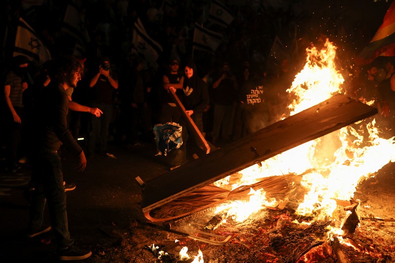 ISRAEL-POLITICS/JUDICIARY-PROTESTS People attend a demonstration, as Israeli Prime Minister Benjamin Netanyahu's nationalist coalition government presses on with its judicial overhaul, in Tel Aviv, Israel March 25, 2023. REUTERS/Amir Cohen
