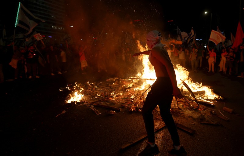 ISRAEL-POLITICS/JUDICIARY-PROTESTS People attend a demonstration, as Israeli Prime Minister Benjamin Netanyahu's nationalist coalition government presses on with its judicial overhaul, in Tel Aviv, Israel March 25, 2023. REUTERS/Amir Cohen