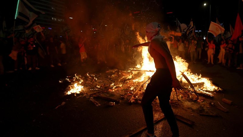 People attend a demonstration, as Israeli Prime Minister Benjamin Netanyahu's nationalist coalition government presses on with its judicial overhaul, in Tel Aviv, Israel March 25, 2023. REUTERS/Amir Cohen