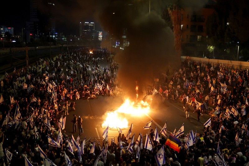 ISRAEL-POLITICS/JUDICIARY-PROTESTS People attend a demonstration, as Israeli Prime Minister Benjamin Netanyahu's nationalist coalition government presses on with its judicial overhaul, in Tel Aviv, Israel March 25, 2023. REUTERS/Amir Cohen