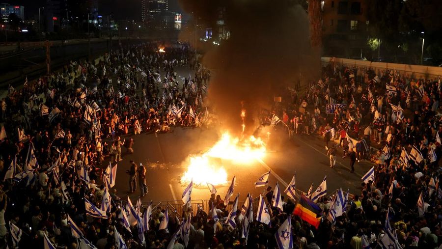 People attend a demonstration after Israeli Prime Minister Benjamin Netanyahu dismissed the defense minister and his nationalist coalition government presses on with its judicial overhaul, in Tel Aviv, Israel, March 26, 2023. REUTERS/Nir Elias