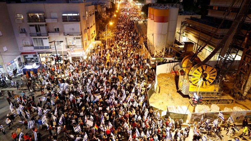 People attend a demonstration, as Israeli Prime Minister Benjamin Netanyahu's nationalist coalition government presses on with its judicial overhaul, in Tel Aviv, Israel March 25, 2023. REUTERS/Amir Cohen