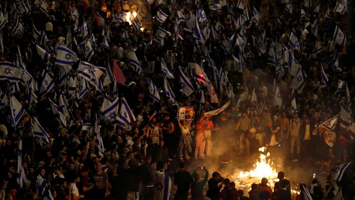ISRAEL-POLITICS/JUDICIARY-PROTESTS People attend a demonstration after Israeli Prime Minister Benjamin Netanyahu dismissed the defense minister and his nationalist coalition government presses on with its judicial overhaul, in Tel Aviv, Israel, March 26, 2023. REUTERS/Nir Elias