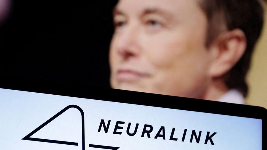 Logo Neuralink dan foto Elon Musk. (REUTERS/Dado Ruvic/Illustration/File Foto)