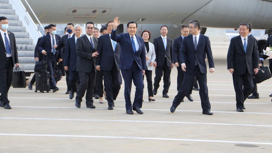 Mantan Presiden Taiwan Ma Ying-jeou melambaikan tangan saat dia tiba di bandara di Shanghai, Tiongkok 27 Maret 2023. (Ma Ying-jeou's Office/Handout via REUTERS)