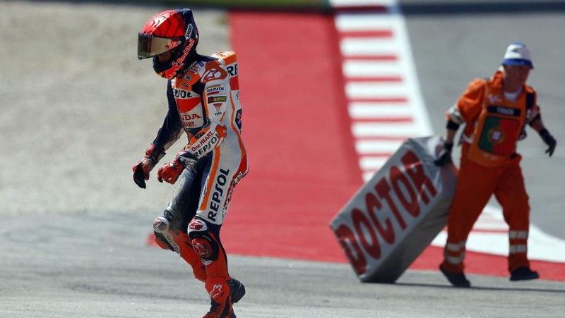 MotoGP - Portuguese Grand Prix - Algarve International Circuit, Portimao, Portugal - March 26, 2023 Repsol Honda Team's Marc Marquez and CryptoDATA RNF MotoGP Team's Miguel Oliveira after crashing during the race REUTERS/Marcelo Del Pozo     TPX IMAGES OF THE DAY