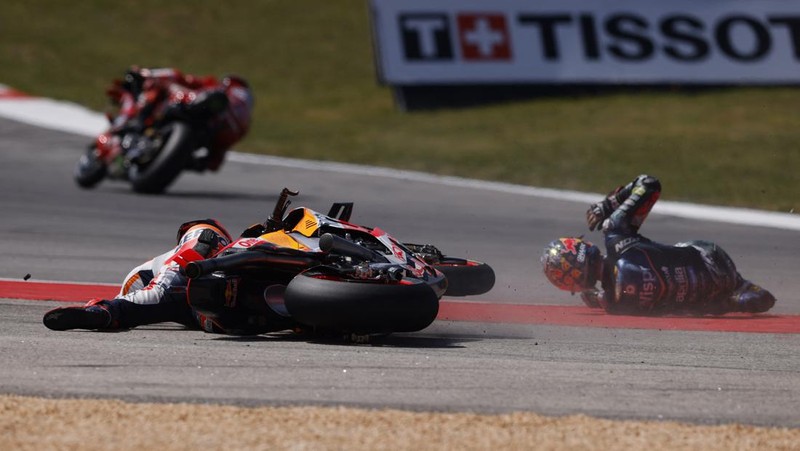 MotoGP - Portuguese Grand Prix - Algarve International Circuit, Portimao, Portugal - March 26, 2023 Repsol Honda Team's Marc Marquez and CryptoDATA RNF MotoGP Team's Miguel Oliveira after crashing during the race REUTERS/Marcelo Del Pozo     TPX IMAGES OF THE DAY