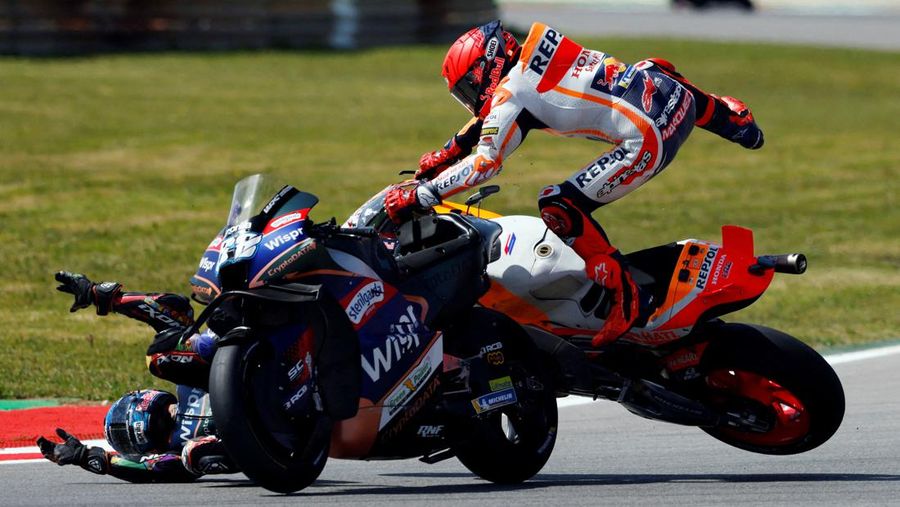 MotoGP - Portuguese Grand Prix - Algarve International Circuit, Portimao, Portugal - March 26, 2023 Repsol Honda Team's Marc Marquez and CryptoDATA RNF MotoGP Team's Miguel Oliveira after crashing during the race REUTERS/Marcelo Del Pozo TPX IMAGES OF THE DAY