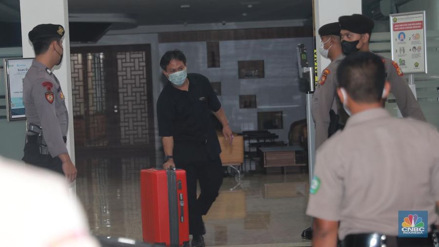 Penyidik Komisi Pemberantasan Korupsi (KPK) membawa koper usai penggeledahan kantor Direktorat Jenderal (Ditjen) Mineral dan Batu Bara (Minerba) Kementerian ESDM, Jakarta, Senin (27/3/2023). Penggeledahan dilakukan terkait penyidikan kasus korupsi. (CNBC Indonesia/Muhammad Sabki)