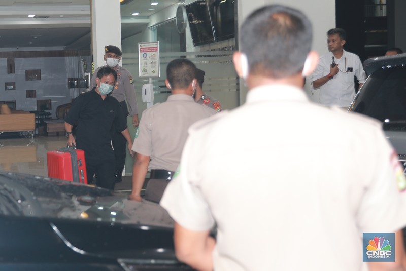 Penyidik Komisi Pemberantasan Korupsi (KPK) membawa koper usai penggeledahan kantor Direktorat Jenderal (Ditjen) Mineral dan Batu Bara (Minerba) Kementerian ESDM, Jakarta, Senin (27/3/2023). Penggeledahan dilakukan terkait penyidikan kasus korupsi. (CNBC Indonesia/Muhammad Sabki) Penyidik Komisi Pemberantasan Korupsi (KPK) membawa koper usai penggeledahan kantor Direktorat Jenderal (Ditjen) Mineral dan Batu Bara (Minerba) Kementerian ESDM, Jakarta, Senin (27/3/2023). Penggeledahan dilakukan terkait penyidikan kasus korupsi. (CNBC Indonesia/Muhammad Sabki)