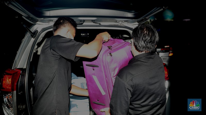 Penyidik Komisi Pemberantasan Korupsi (KPK) membawa koper usai penggeledahan kantor Direktorat Jenderal (Ditjen) Mineral dan Batu Bara (Minerba) Kementerian ESDM, Jakarta, Senin (27/3/2023). Penggeledahan dilakukan terkait penyidikan kasus korupsi. (CNBC Indonesia/Muhammad Sabki)