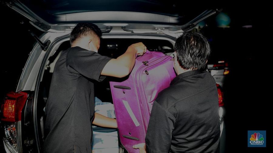 Penyidik Komisi Pemberantasan Korupsi (KPK) membawa koper usai penggeledahan kantor Direktorat Jenderal (Ditjen) Mineral dan Batu Bara (Minerba) Kementerian ESDM, Jakarta, Senin (27/3/2023). Penggeledahan dilakukan terkait penyidikan kasus korupsi. (CNBC Indonesia/Muhammad Sabki)