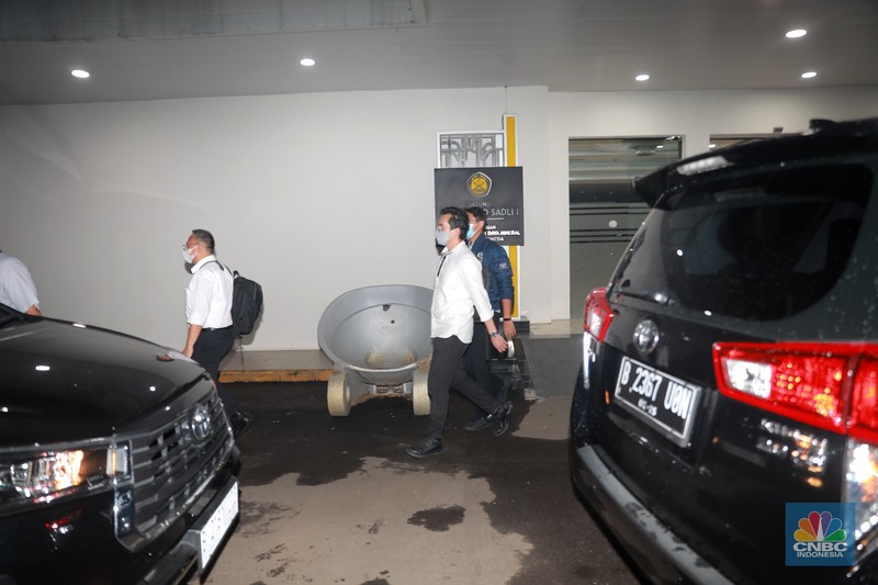 Penyidik Komisi Pemberantasan Korupsi (KPK) membawa koper usai penggeledahan kantor Direktorat Jenderal (Ditjen) Mineral dan Batu Bara (Minerba) Kementerian ESDM, Jakarta, Senin (27/3/2023). Penggeledahan dilakukan terkait penyidikan kasus korupsi. (CNBC Indonesia/Muhammad Sabki) Penyidik Komisi Pemberantasan Korupsi (KPK) membawa koper usai penggeledahan kantor Direktorat Jenderal (Ditjen) Mineral dan Batu Bara (Minerba) Kementerian ESDM, Jakarta, Senin (27/3/2023). Penggeledahan dilakukan terkait penyidikan kasus korupsi. (CNBC Indonesia/Muhammad Sabki)