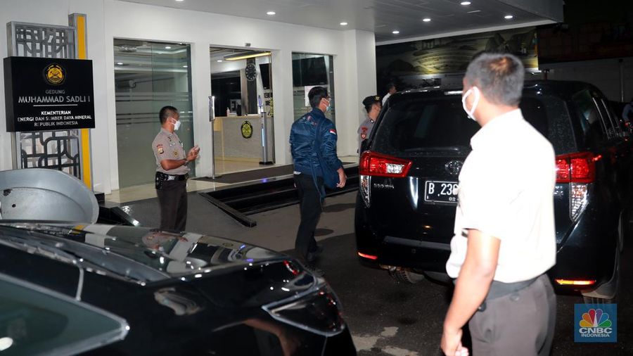 Penyidik Komisi Pemberantasan Korupsi (KPK) membawa koper usai penggeledahan kantor Direktorat Jenderal (Ditjen) Mineral dan Batu Bara (Minerba) Kementerian ESDM, Jakarta, Senin (27/3/2023). Penggeledahan dilakukan terkait penyidikan kasus korupsi. (CNBC Indonesia/Muhammad Sabki)
