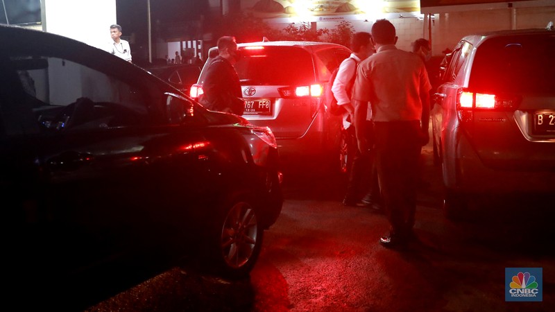 Penyidik Komisi Pemberantasan Korupsi (KPK) membawa koper usai penggeledahan kantor Direktorat Jenderal (Ditjen) Mineral dan Batu Bara (Minerba) Kementerian ESDM, Jakarta, Senin (27/3/2023). Penggeledahan dilakukan terkait penyidikan kasus korupsi. (CNBC Indonesia/Muhammad Sabki) Penyidik Komisi Pemberantasan Korupsi (KPK) membawa koper usai penggeledahan kantor Direktorat Jenderal (Ditjen) Mineral dan Batu Bara (Minerba) Kementerian ESDM, Jakarta, Senin (27/3/2023). Penggeledahan dilakukan terkait penyidikan kasus korupsi. (CNBC Indonesia/Muhammad Sabki)