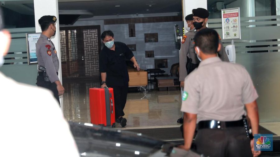 Penyidik Komisi Pemberantasan Korupsi (KPK) membawa koper usai penggeledahan kantor Direktorat Jenderal (Ditjen) Mineral dan Batu Bara (Minerba) Kementerian ESDM, Jakarta, Senin (27/3/2023). Penggeledahan dilakukan terkait penyidikan kasus korupsi. (CNBC Indonesia/Muhammad Sabki)