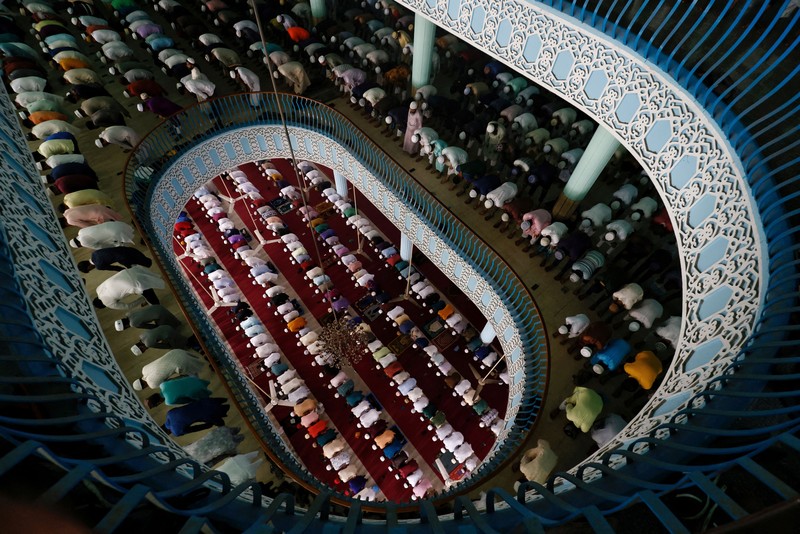 Muslims attend Friday prayer on the first day of Ramadan at Baitul Mukarram National Mosque in Dhaka, Bangladesh, March 24, 2023. REUTERS/Mohammad Ponir Hossain     TPX IMAGES OF THE DAY
