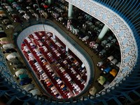 Potret Khidmatnya Ibadah Ramadan dari Sejumlah Negara