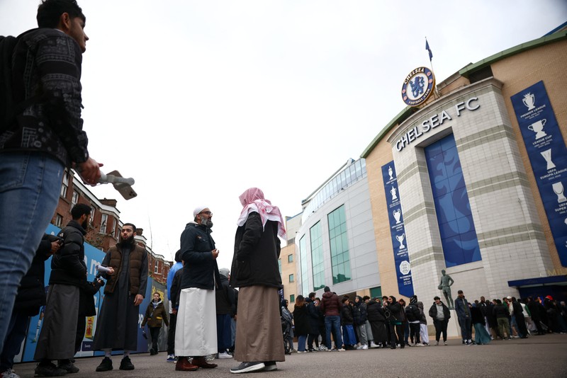 RELIGION-RAMADAN/BRITAIN People have their iftar (breaking fast) meal pitch side at Stamford Bridge stadium, the ground of Chelsea Football Club, during Ramadan in London, Britain, March 26, 2023. REUTERS/Henry Nicholls