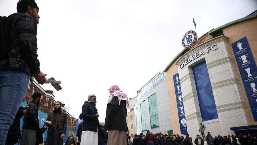People have their iftar (breaking fast) meal pitch side at Stamford Bridge stadium, the ground of Chelsea Football Club, during Ramadan in London, Britain, March 26, 2023. REUTERS/Henry Nicholls