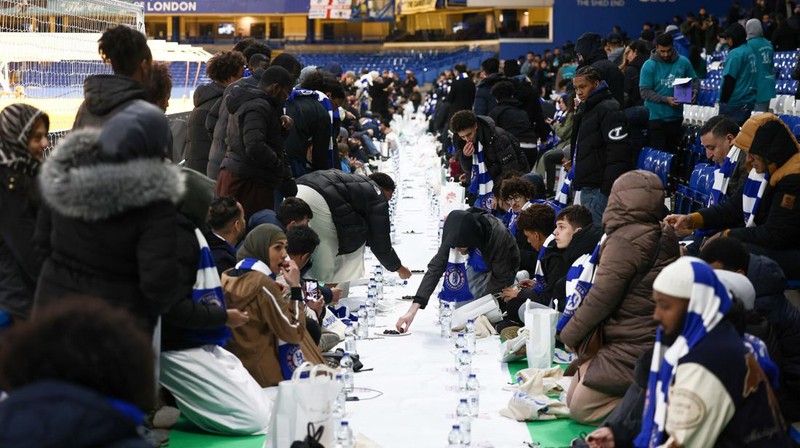 People have their iftar (breaking fast) meal pitch side at Stamford Bridge stadium, the ground of Chelsea Football Club, during Ramadan in London, Britain, March 26, 2023. REUTERS/Henry Nicholls