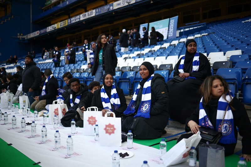 RELIGION-RAMADAN/BRITAIN People have their iftar (breaking fast) meal pitch side at Stamford Bridge stadium, the ground of Chelsea Football Club, during Ramadan in London, Britain, March 26, 2023. REUTERS/Henry Nicholls