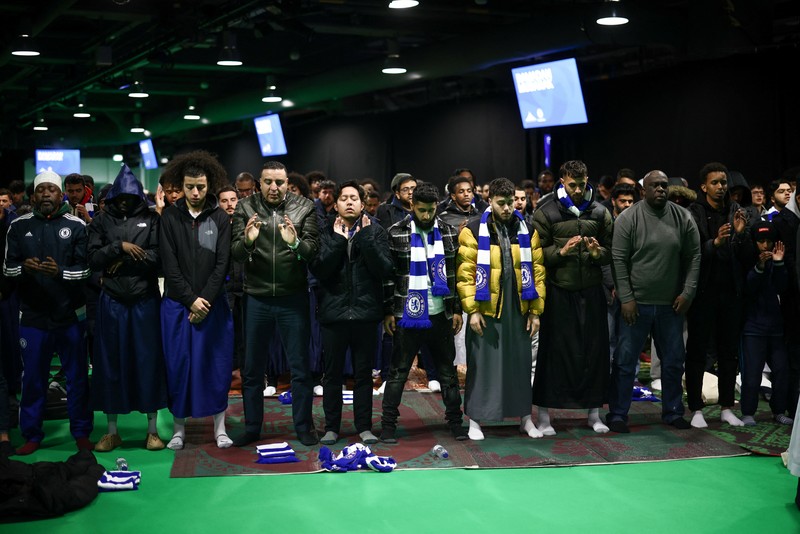 RELIGION-RAMADAN/BRITAIN People have their iftar (breaking fast) meal pitch side at Stamford Bridge stadium, the ground of Chelsea Football Club, during Ramadan in London, Britain, March 26, 2023. REUTERS/Henry Nicholls