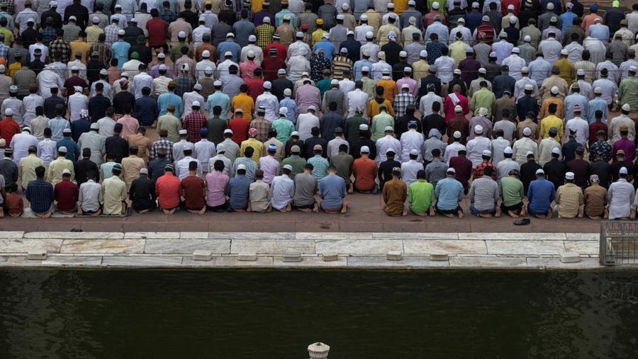 Muslims offer the first Friday prayers of the holy month of Ramadan at the Jama Masjid (Grand Mosque) in the old quarters of Delhi, India March 24, 2023. REUTERS/Adnan Abidi