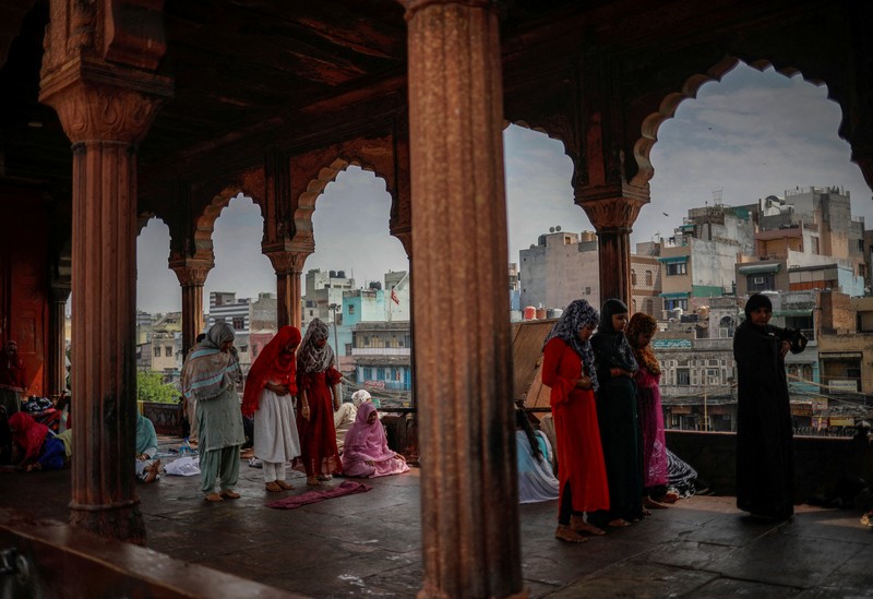 Muslims attend Friday prayer on the first day of Ramadan at Baitul Mukarram National Mosque in Dhaka, Bangladesh, March 24, 2023. REUTERS/Mohammad Ponir Hossain     TPX IMAGES OF THE DAY