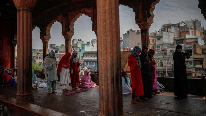 Muslims attend Friday prayer on the first day of Ramadan at Baitul Mukarram National Mosque in Dhaka, Bangladesh, March 24, 2023. REUTERS/Mohammad Ponir Hossain     TPX IMAGES OF THE DAY