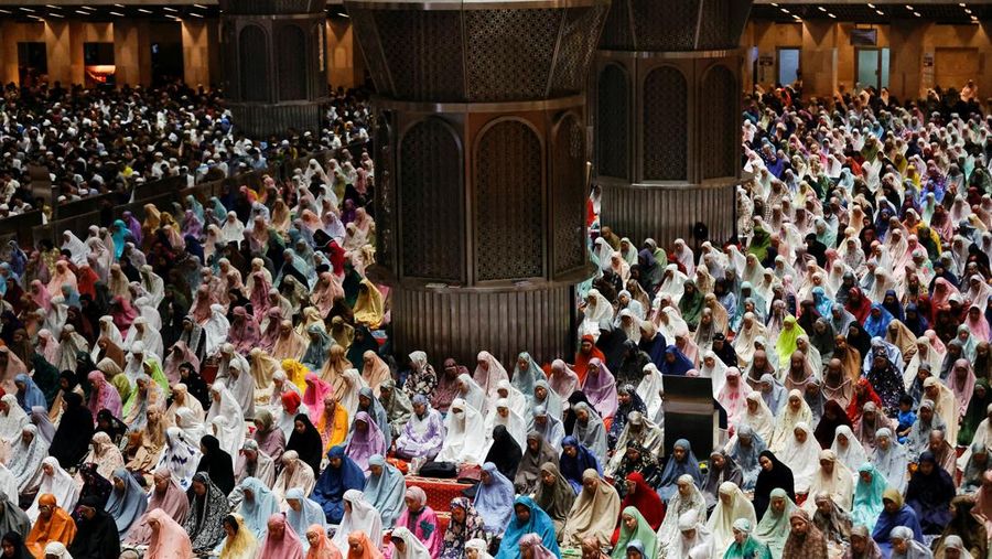 Muslim women attend mass prayers known as 'Tarawih' during the first evening of holy fasting month of Ramadan at the Great Mosque of Istiqlal in Jakarta, Indonesia, March 22, 2023. REUTERS/Willy Kurniawan TPX IMAGES OF THE DAY