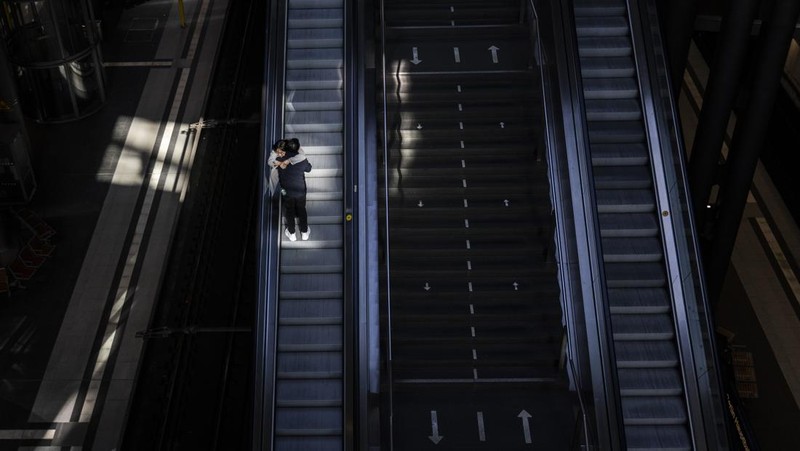 BERLIN, GERMANY - MARCH 27: Board for following trains stands empty at the main train station (Hauptbahnhof) during a nationwide strike on March 27, 2023 in Berlin, Germany. Air travel and long distance rail service have mostly been shut down across Germany today. Labour unions representing over two million public sector employees are pushing for steep wage hikes due to the current high level of inflation.  (Photo by Maja Hitij/Getty Images)