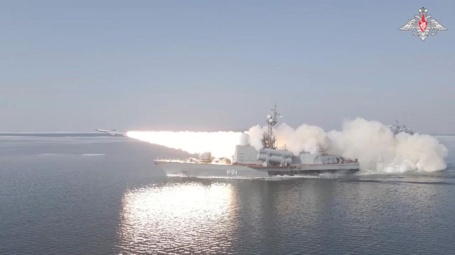 Angkatan Laut Rusia telah melakukan uji tembak rudal antikapal supersonik ke sasaran tiruan di Laut Jepang. (via REUTERS/RUSSIAN DEFENCE MINISTRY)