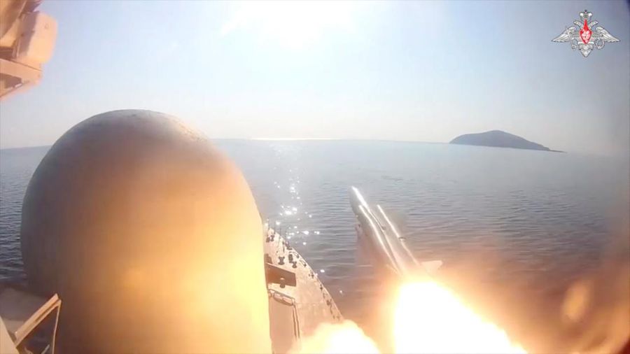 Angkatan Laut Rusia telah melakukan uji tembak rudal antikapal supersonik ke sasaran tiruan di Laut Jepang. (via REUTERS/RUSSIAN DEFENCE MINISTRY)