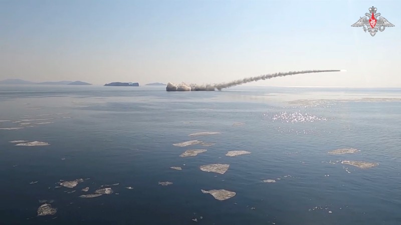 Angkatan Laut Rusia telah melakukan uji tembak rudal antikapal supersonik ke sasaran tiruan di Laut Jepang. (via REUTERS/RUSSIAN DEFENCE MINISTRY) Angkatan Laut Rusia telah melakukan uji tembak rudal antikapal supersonik ke sasaran tiruan di Laut Jepang. (via REUTERS/RUSSIAN DEFENCE MINISTRY)