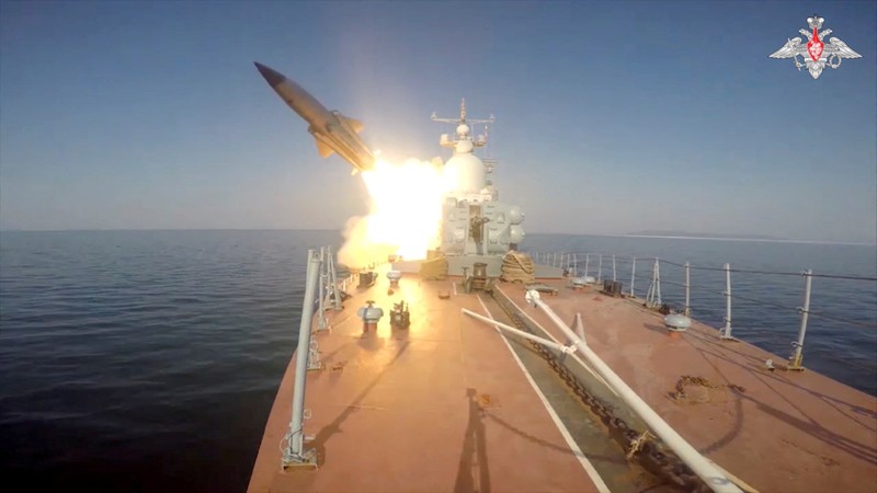 Angkatan Laut Rusia telah melakukan uji tembak rudal antikapal supersonik ke sasaran tiruan di Laut Jepang. (via REUTERS/RUSSIAN DEFENCE MINISTRY)
